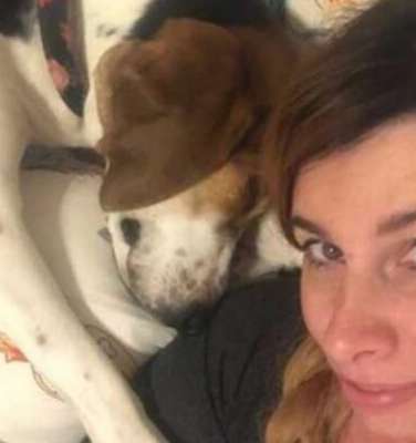 The dog kept jumping on the woman and sniffing her nose, and his abnormal behavior saved his owner's life